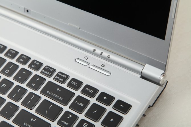 窄边框大视野!炫龙耀7000轻薄游戏本评测