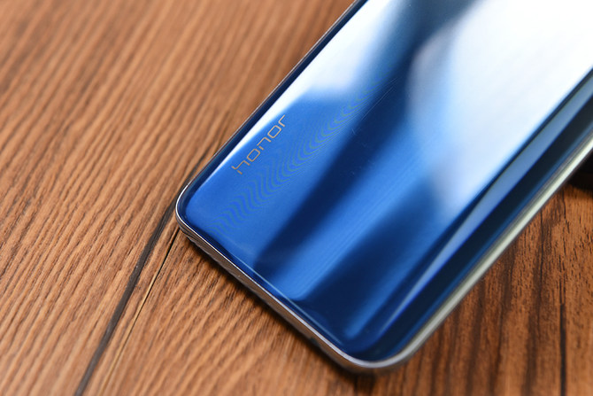 幻彩渐变机身+2400万AI自拍 荣耀10青春版评