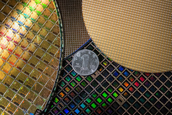 手机秒杀放大镜 荣耀V20 4800万像素挑战微观晶体管