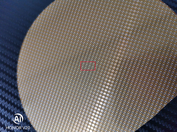 手机秒杀放大镜 荣耀V20 4800万像素挑战微观晶体管