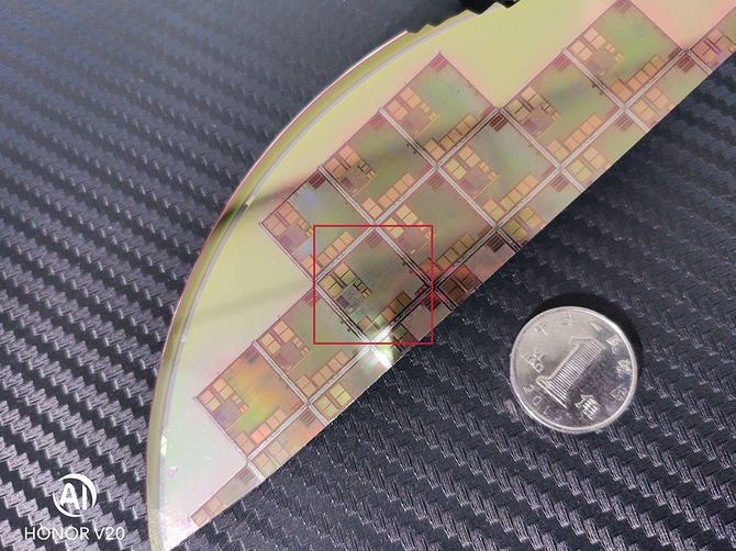 手机秒杀放大镜 荣耀V20 4800万像素挑战微观晶体管