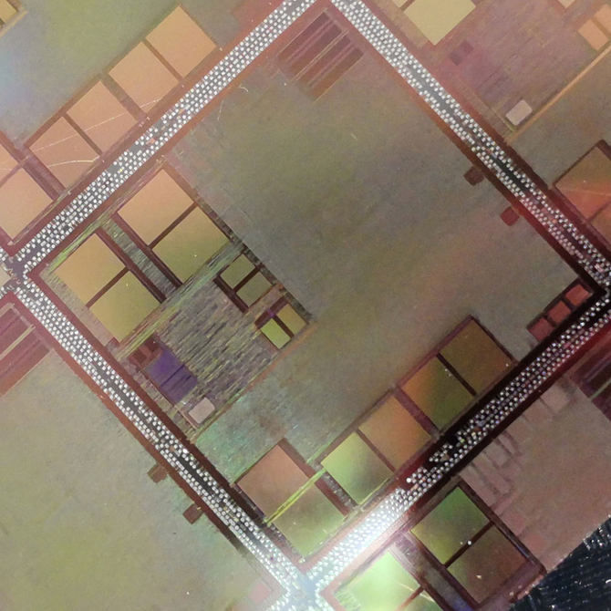 手机秒杀放大镜 荣耀V20 4800万像素挑战微观晶体管