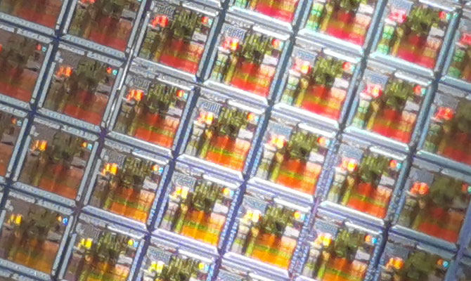手机秒杀放大镜 荣耀V20 4800万像素挑战微观晶体管