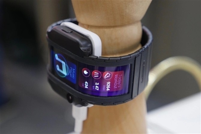 柔性屏新物种来了:努比亚新品MWC2019上见 