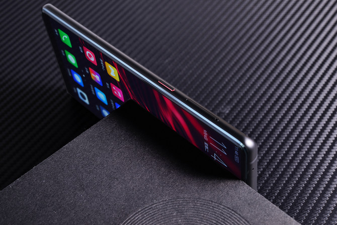 努比亚Z18评测:迟来的旗舰靠奇招翻盘?