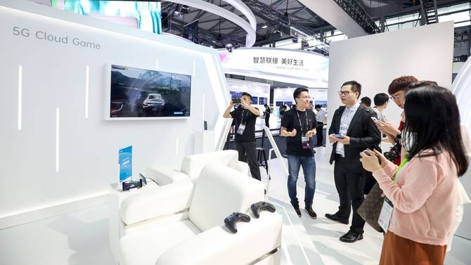 OPPO创新科技亮相MWC2019上海 首发“透视全景屏”和“无网络通信技术”