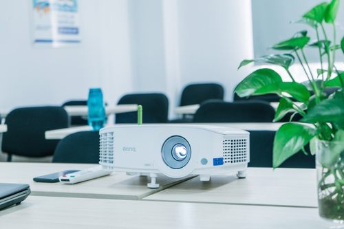 白天投影机只看流明？这些功能也要考虑！