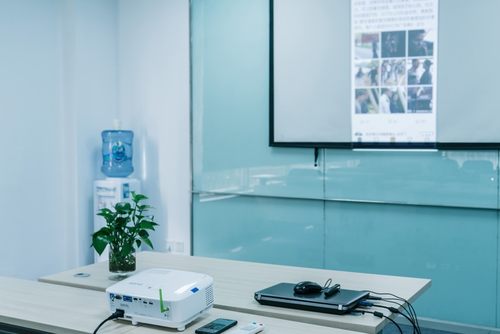 白天投影机只看流明？这些功能也要考虑！