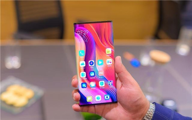 外媒评价小米MIX Alpha：像是科幻小说中的手机