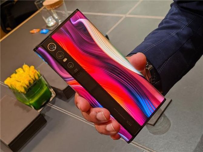 外媒评价小米MIX Alpha：像是科幻小说中的手机