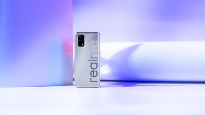 银色与大LOGO的碰撞 realme这款新机看着就很酷