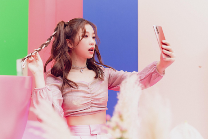 OPPOǣ�֡�Reno4������Ů�����������һ������������