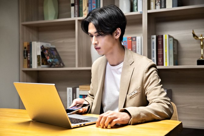 ��ҫPlay5������66W������䣬7.46mm�ᱡ������6400��������