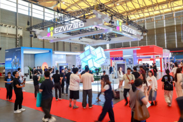 萤石网络闪耀五金展：Y5000FVX Ultra携三屏交互与情感关怀，引领AI智能锁新范式