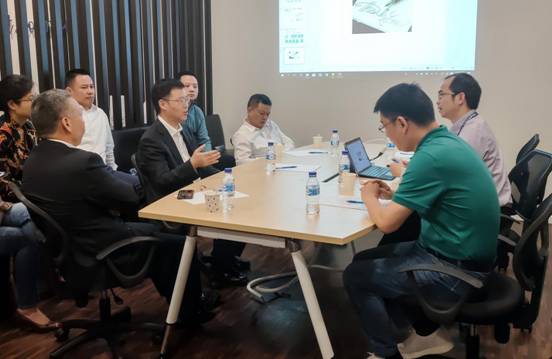 金窝窝陪同重庆市大数据局局长一行考察新加坡国立大学