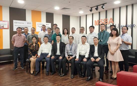 金窝窝陪同重庆市大数据局局长一行考察新加坡国立大学