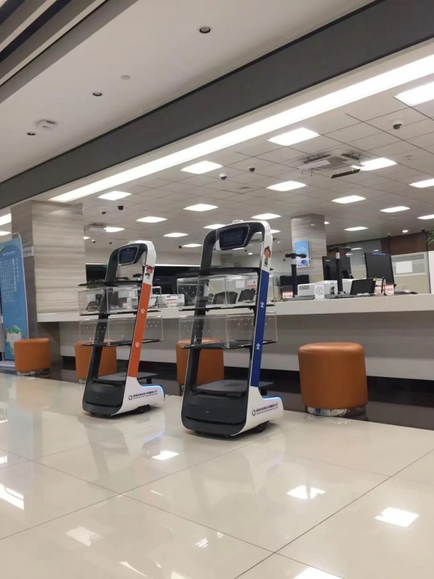深圳首个5G智慧化行政服务大厅引入送餐机器人，一度引起人们热议！