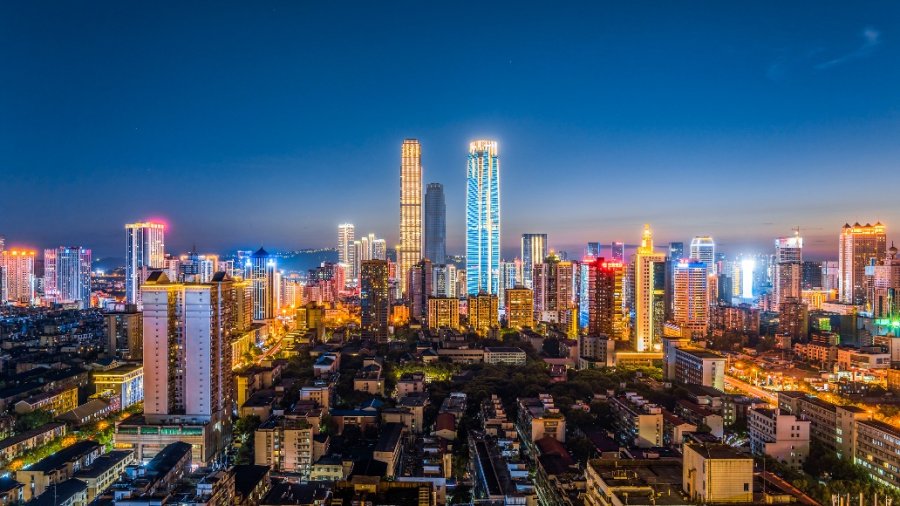 近年来,湖南省大力实施"三高四新"战略,长沙建设新型智慧城市示范