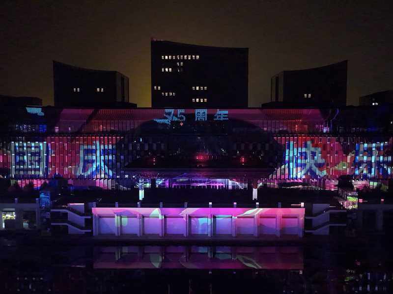 夜晚建筑亮着灯
AI 生成的内容可能不正确。