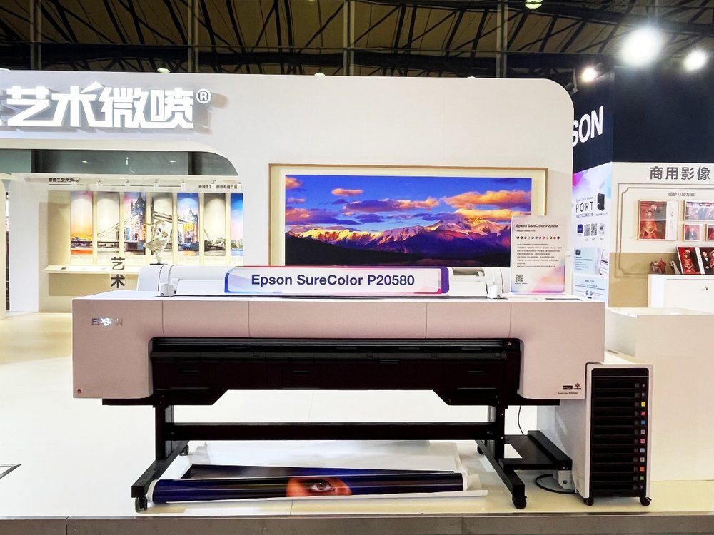 图片包含 室内, 桌子, 房间, 活
AI 生成的内容可能不正确。