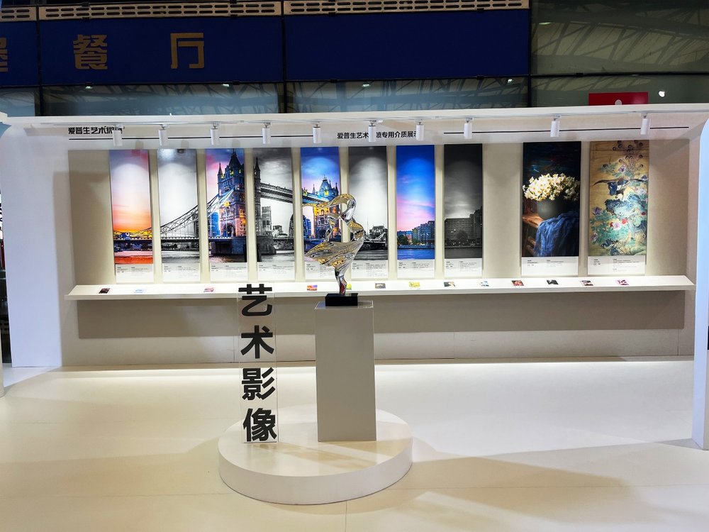 图片包含 窗户, 桌子, 大, 长凳
AI 生成的内容可能不正确。