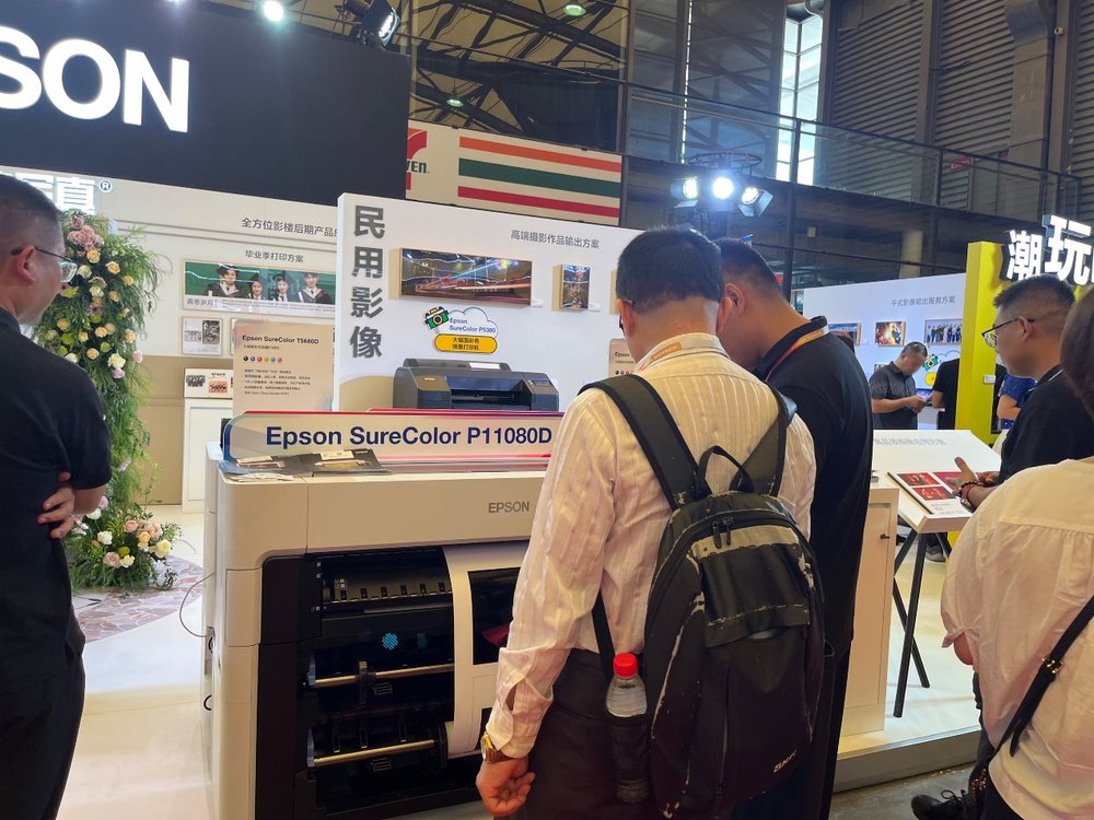 男人和女人在商店里
AI 生成的内容可能不正确。