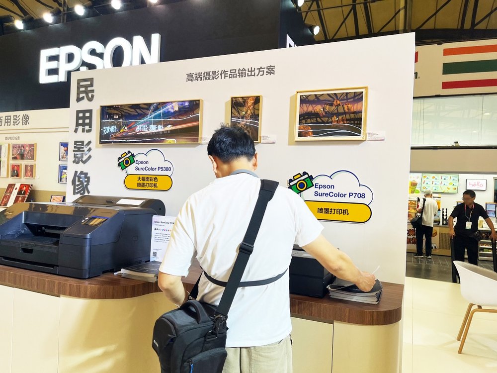 人的照片上写着字
AI 生成的内容可能不正确。