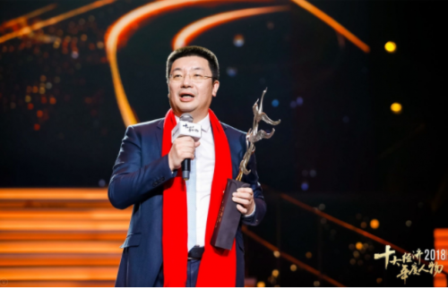 2019渭南经济年度人物_...颁奖典礼于2019年1月18日在北京演艺中心举办.本图集为嘉宾红毯...(2)