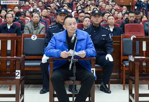 4,邓利勇(强迫妇女卖淫,涉黑经营酒吧,迪厅,赌场等场所)