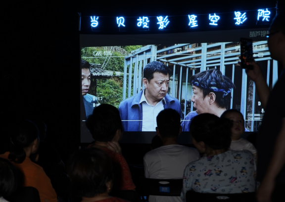 露天电影院怎么做,当贝投影仪分享全国露天电影现场附教程