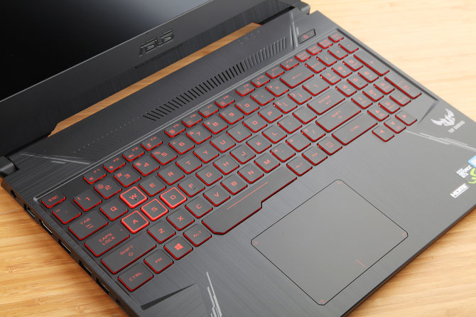 超窄边框配置更强华硕飞行堡垒6抢先评测