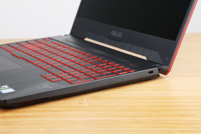 超窄边框配置更强 华硕飞行堡垒6抢先评测