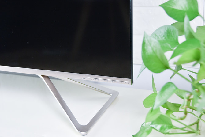 电视右下角的"life reimagined"标识