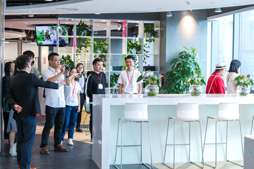 与会嘉宾参观佳能商务科技(广东)有限公司办公室