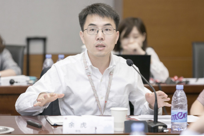 华为智能安防产品线副总裁余虎 介绍嘉宾