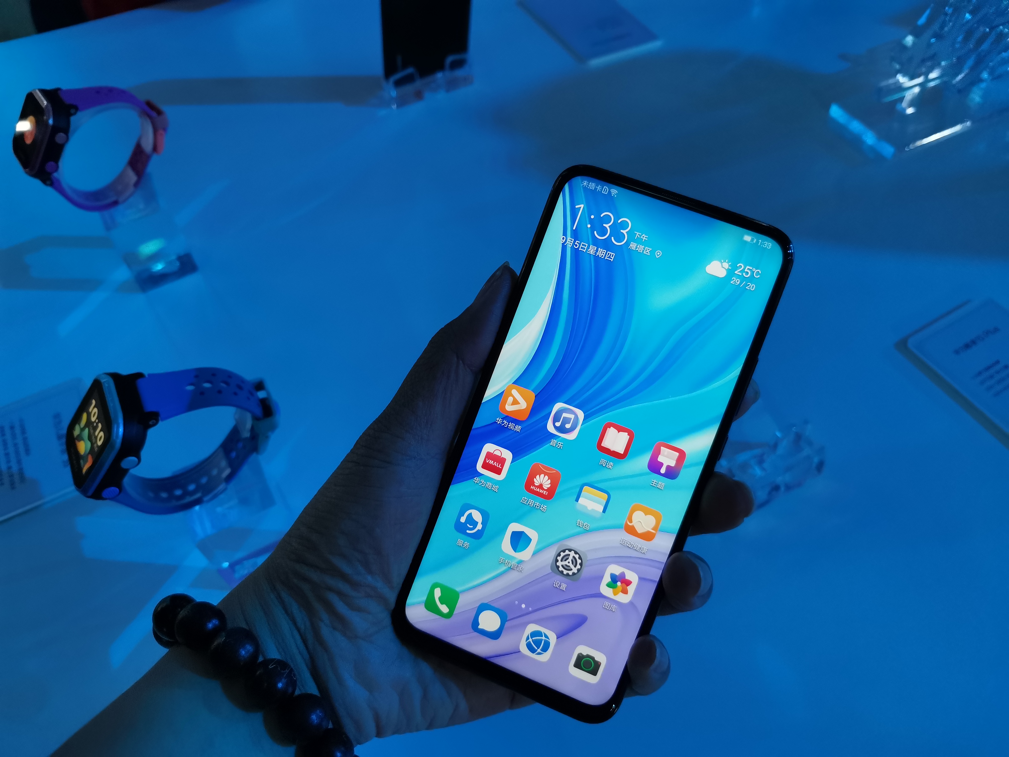 华为畅享10plus现场试玩升降摄像头旗舰配色