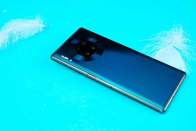 一枚800万像素长焦摄像头和一枚3d深感摄像头集合在一个圆环内,整体性