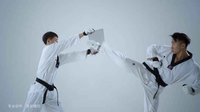 不过跌破眼球的是,惠普战66三代依旧毫发无损,挑战跆拳道"回旋踢"