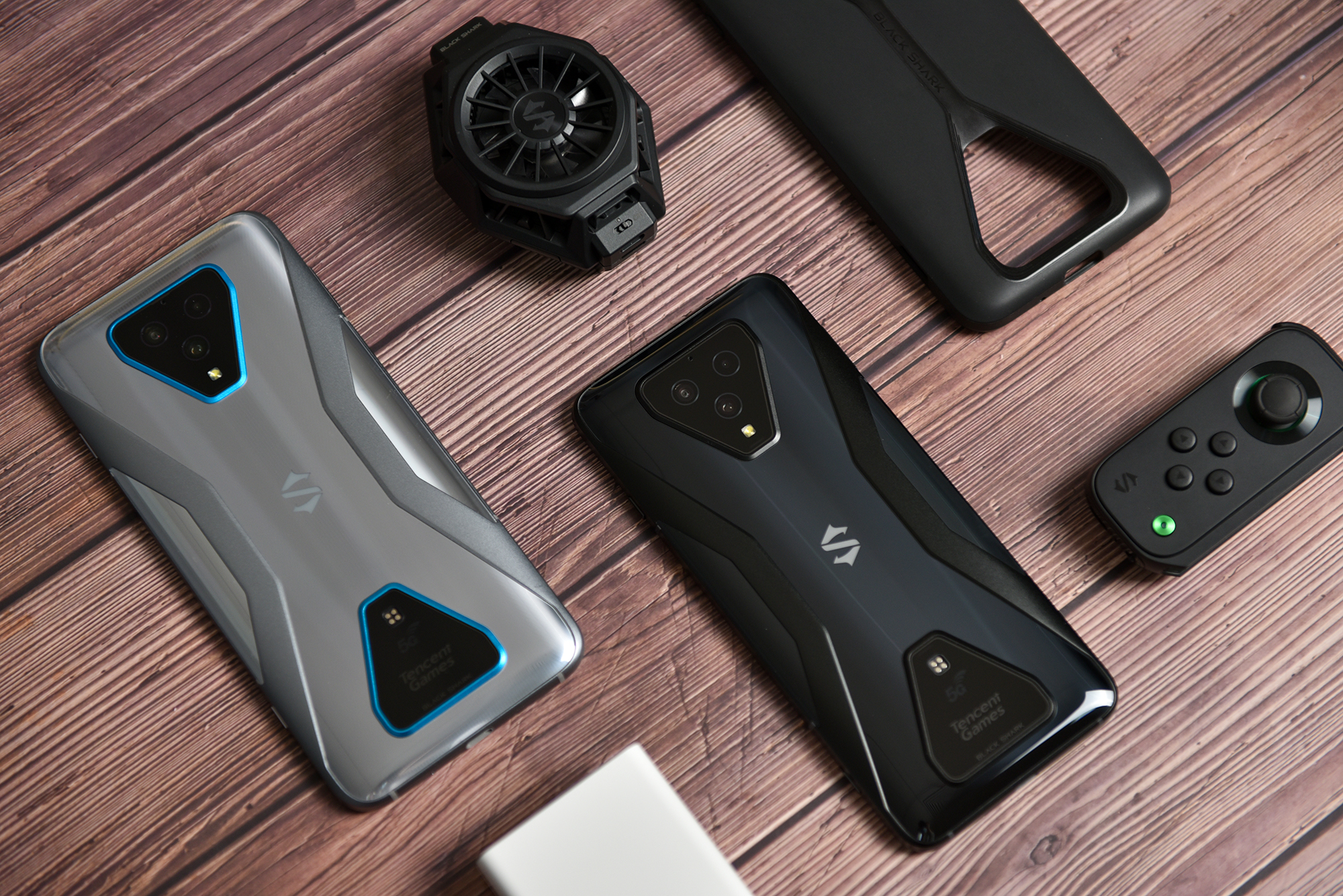 而腾讯黑鲨3 pro则最高提供12gb运行内存和256gb机身存储空间