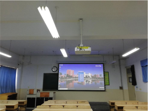 特征是公开课多,一般是在容纳百人以上的大教室或者阶梯型教室授课