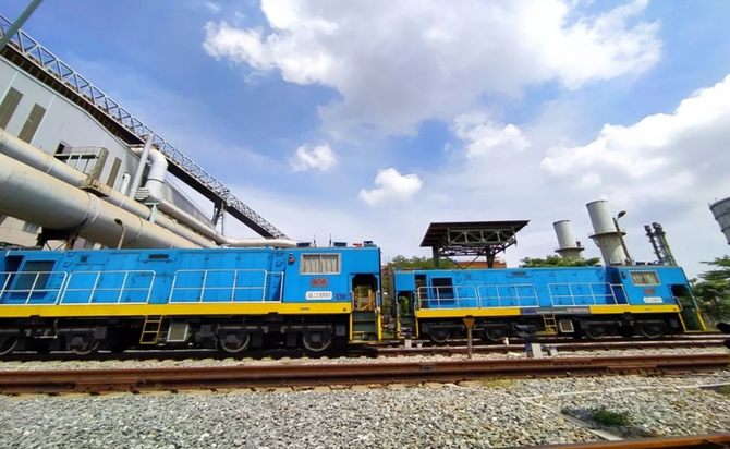 全厂的8台机车,28台鱼雷罐车实现了全系统无人化运行