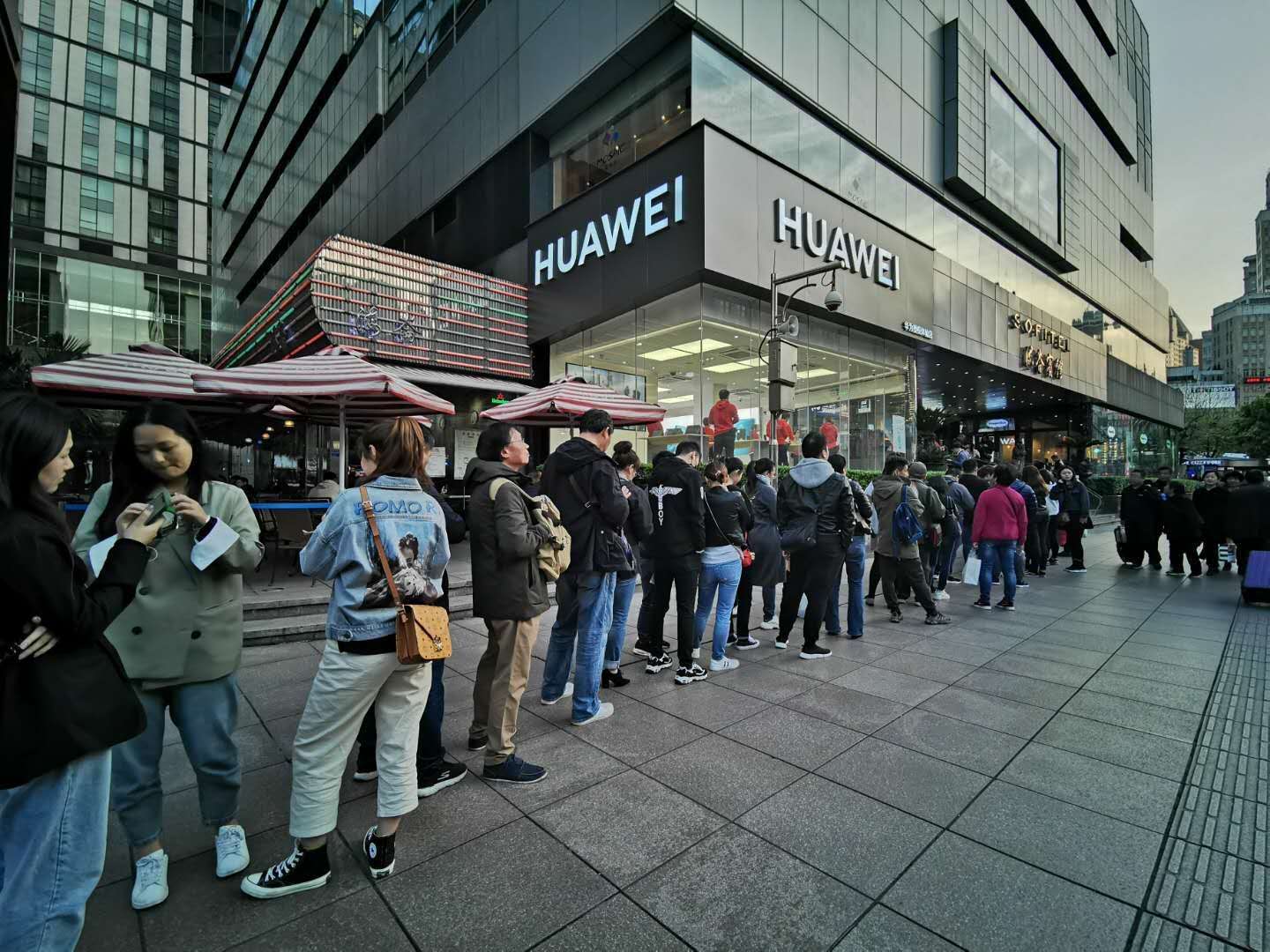 华为p30系列首销太火爆 门店排起抢购长龙_手机热点资讯_太平洋电脑网